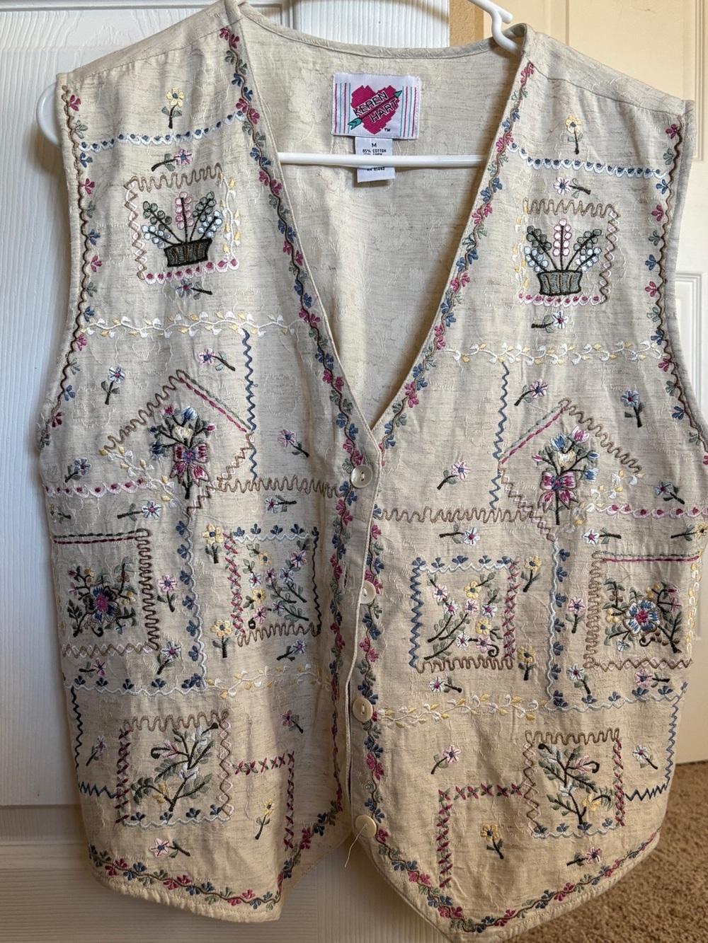 KEREN hart cream vest with pink logo accents